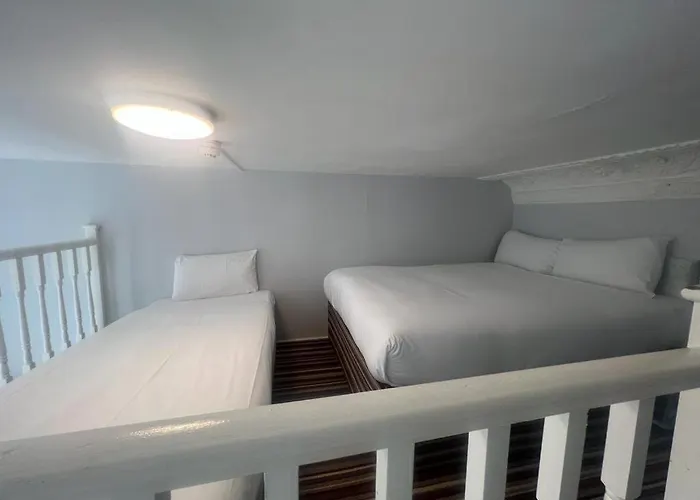 Palace Court Hotel London